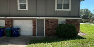 Spacious Split Level Duplex in Lee’s Summit! Gallery 1