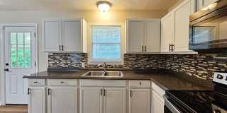 HUGE PRICE REDUCTION & READY FOR MOVE IN - AVAILABLE NOW! Gallery 5