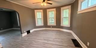 Charming 3 Bedroom Home with Screened Porch and 2 Car Garage Gallery 5