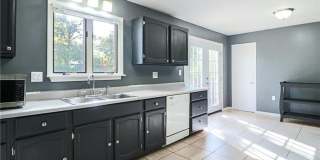 Adorable Home in Raytown! Gallery 10