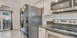 Upgraded 2 bedroom 2 bath upstairs condo Gallery 23