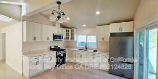 937 N Oak Street Gallery 1