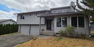 Port Orchard Split Level for Rent. Bonus Room & Huge Fenced Yard! Available Now! Gallery 1