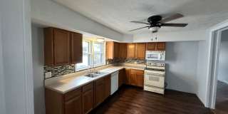 Great 2br/2ba home with large yard and large bonus room! Gallery 1