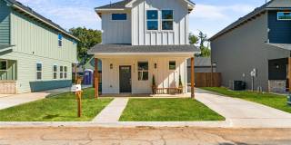 612 1/2 N Robinson Street Gallery 1