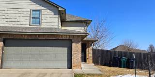 Roomy 3 Bed, 2.5 Bath- Huge Backyard! Gallery 1