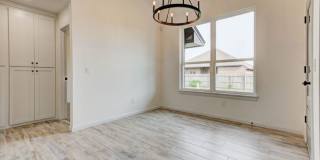 Beautiful! 4-Bed Home in Mustang Gallery 15