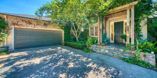 Woodside Classic 3 Bedroom on Beautiful Park Like Yard Gallery 1