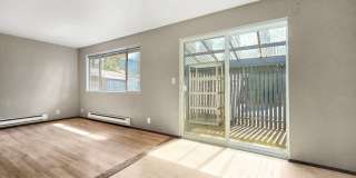 2 Bed, 1 Bath Duplex in Prime Olde Town Issaquah Location with a Yard Gallery 6