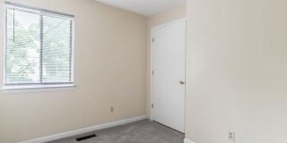 3 Bed/2 Bath Pet Friendly Bus Route. Parking. Gallery 12