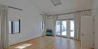 MODERN & BRIGHT. TOP-FLOOR, 4BR3BA HOUSE-LIKE APARTMENT W/ OPEN FLOOR PLAN, 3 DECKS FOR INDOOR/OUTDOOR LIVING & 2-CAR GARAGE JUST BLOCKS TO ABBOT KINNEY, PARK & MINS TO CANALS & BEACH! Gallery 21