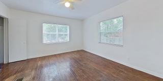 Charming Apartment with Wood Floors & Convenient Amenities Gallery 9