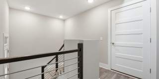 Stylish Midtown townhouse with stunning city views! Gallery 7