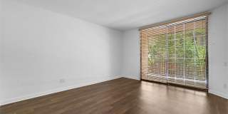 555 S Barrington Ave Gallery 12