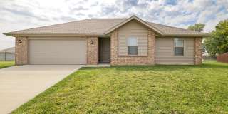3 bedroom home in Monte Cristo neighborhood with fenced in yard Gallery 1