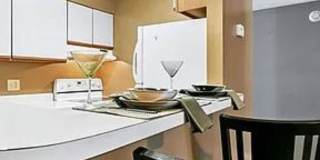 Modern First-Floor with Private Patio in Hampton Club Gallery 5