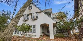 Private House on iuka ave Ravine – Central Campus – Newly Renovated - Flexible Pricing Gallery 1