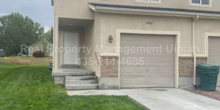 RENT AND DEPOSIT HAS BEEN REDUCED!! 2-bedroom, 2-bathroom Townhouse in SkyPark 1. IS OFFERING A $300 OFF YOUR FIRST MONTH'S RENT WHEN YOU SIGN A 12 MONTH LEASE! Gallery 1