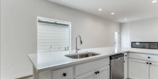 Beautiful Five Bedroom, Two Bathroom Gallery 9