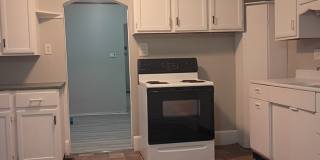 For Rent: 2401 S Mulberry St. Cozy 2 Bedroom 1 Bath, New Flooring! Bonus Room! Gallery 1