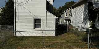 2 bedroom house with garage! Gallery 5