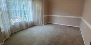 Spacious and Spectacular! 4 Bedroom home on gorgeous lot. Gallery 19