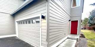 BEAUTIFUL TOWNHOME LOCATED IN REDMOND! Gallery 1