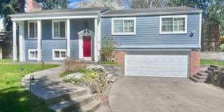 Charming 4 Bedroom Residence with Expansive Yard Gallery 1