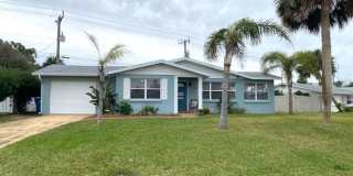 Adorable Beachside Bungalow! Gallery 1