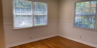 MIDTOWN LOCATION - 2bd/1ba with large yard and washer/dryer Gallery 8