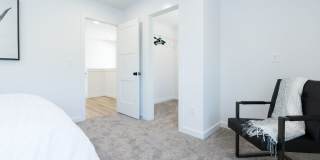 Modern 4 bedroom 3 bath near Razorback campus - 2nd story loft Gallery 18