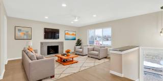 3BD | 3BTH - HOT TUB - WATER FRONT - NEWLY RENOVATED - ON SYLVAN LAKE Gallery 1