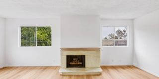 HUGE TOP FLOOR 2 BED 2 BATH IN PRIME SANTA MONICA! -FIREPLACE, BALCONY & GARAGE PARKING SPACE Gallery 5