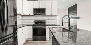 4 Bedroom Home Close to Downtown Gallery 7