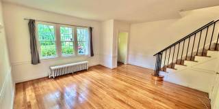 Spacious 6 bedroom 3.5 bath Tudor Townhouse w/Deck close to Georgetown University & Hospital Gallery 3