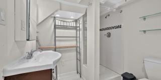 Charming & Restored 2BD/2BA Historic Rowhouse in Historic Snows Court Gallery 13