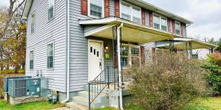 Duplex Townhouse with Huge Yard! Pet Friendly! Close to the Lake! Gallery 1