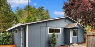 Modern 2 Bed, 1 Bath Duplex in Prime Olde Town Issaquah Location with Private Yard & Patio! Gallery 1