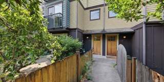 Stylish 3BR/3.5BA Townhome with Vaulted Ceilings & Attached Garage Gallery 3