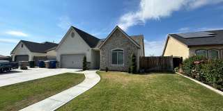 Beautiful 3 Bed/2 Bath SW Bakersfield Home w/ Solar and Deposit Alternative Option Gallery 1