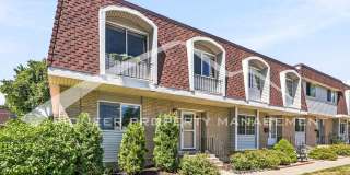 Spacious Townhouse with Washer/Dryer and Central AC Gallery 1