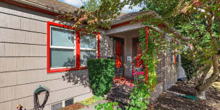 Charming 1 Bedroom Unit with Basement storage & Private Laundry Gallery 1