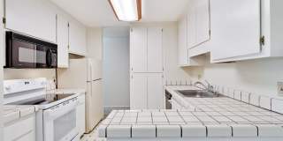 Top Floor Unit - Balcony - Elevator Access - Community Pool & Tennis Court Gallery 15
