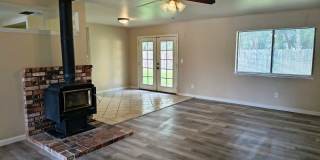 4 Bedroom Happy Valley Home! Gallery 1