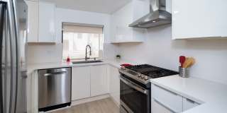 BEAUTIFUL 4 Bed 3 Bath unit Gallery 10