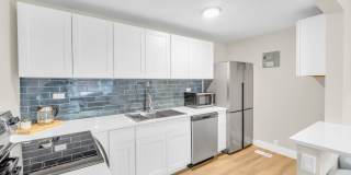 Fully Furnished Sunnyside Townhome | All-Inclusive | Flexible Stays Gallery 7