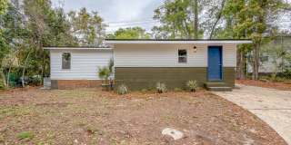 RENOVATED 4/2 in Walkable Location, Stainless Steel Appliances, & Garage/Workshop! Available NOW for $1850/month! Gallery 43
