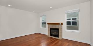 Updated 2 Bedroom Shoreline Townhouse - 1/2 off first month's rent! Gallery 1