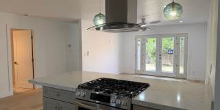 Fully Remodeled 3 Bedroom/ 2 Bathroom Duplex w/ Modern Finishes & Private Yard! Gallery 7