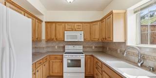 Spacious Sun-filled 3 bed 2.5 Bath Townhouse Gallery 5